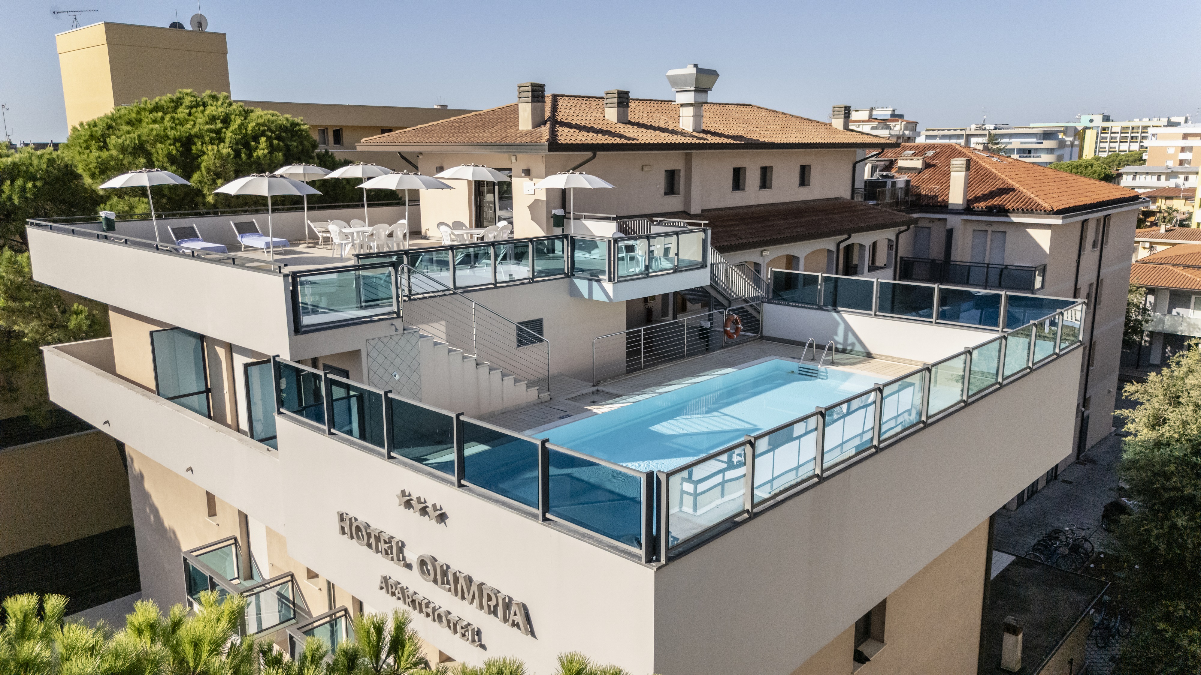 Piscina rooftop Hotel Olimpia Bibione con terrazza solarium