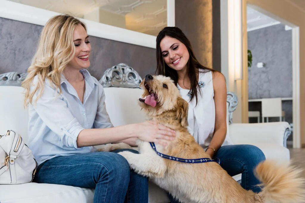 Ragazze che giocano con un cane