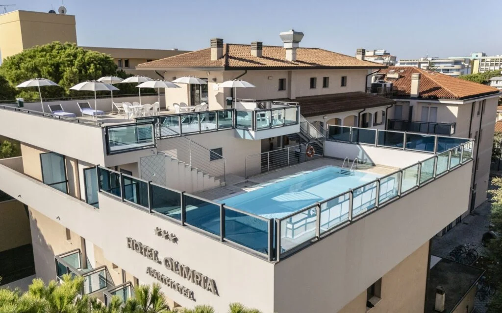 Foto della terrazza con piscina dell'hotel