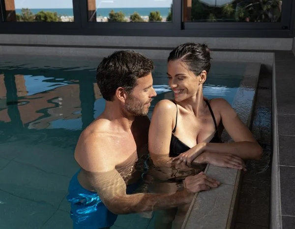 Coppia in piscina